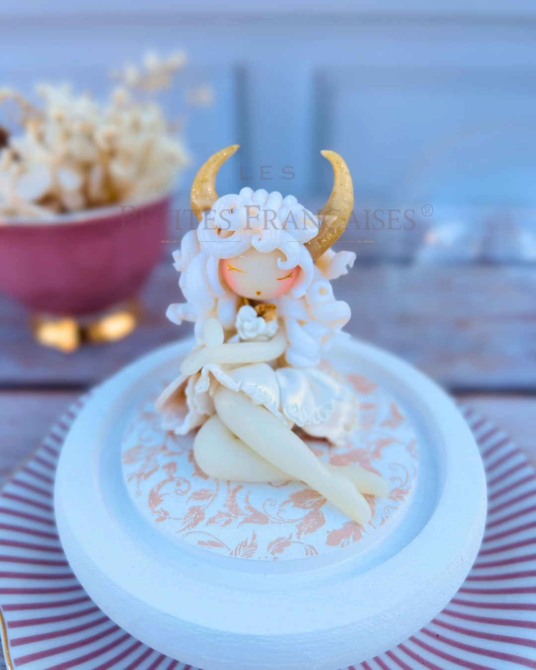 Taureau, poupée artisanale française de collection entièrement façonnée à la main en France en pâte polymère cernit. Création unique Les Petites Françaises, réalisée dans mon atelier près de Provins en Seine-et-marne. Figurine de collection issue de l'artisanat d'art français. Univers féérique inspiré des contes et légendes, avec des détails évoquant les maisons de poupées et le merveilleux et les créatures fantastiques.