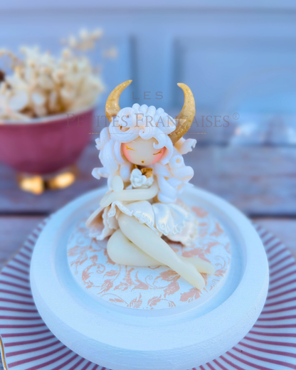 Taureau, poupée artisanale française de collection entièrement façonnée à la main en France en pâte polymère cernit. Création unique Les Petites Françaises, réalisée dans mon atelier près de Provins en Seine-et-marne. Figurine de collection issue de l'artisanat d'art français. Univers féérique inspiré des contes et légendes, avec des détails évoquant les maisons de poupées et le merveilleux et les créatures fantastiques.