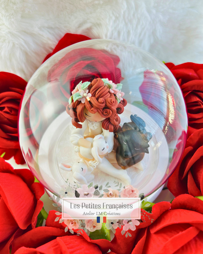 Tiphanie, poupée artisanale française de collection entièrement façonnée à la main en France en pâte polymère cernit. Création unique Les Petites Françaises, réalisée dans mon atelier près de Provins en Seine-et-marne. Figurine de collection issue de l'artisanat d'art français. Univers féérique inspiré des contes et légendes, avec des détails évoquant les maisons de poupées et le merveilleux et les créatures fantastiques.