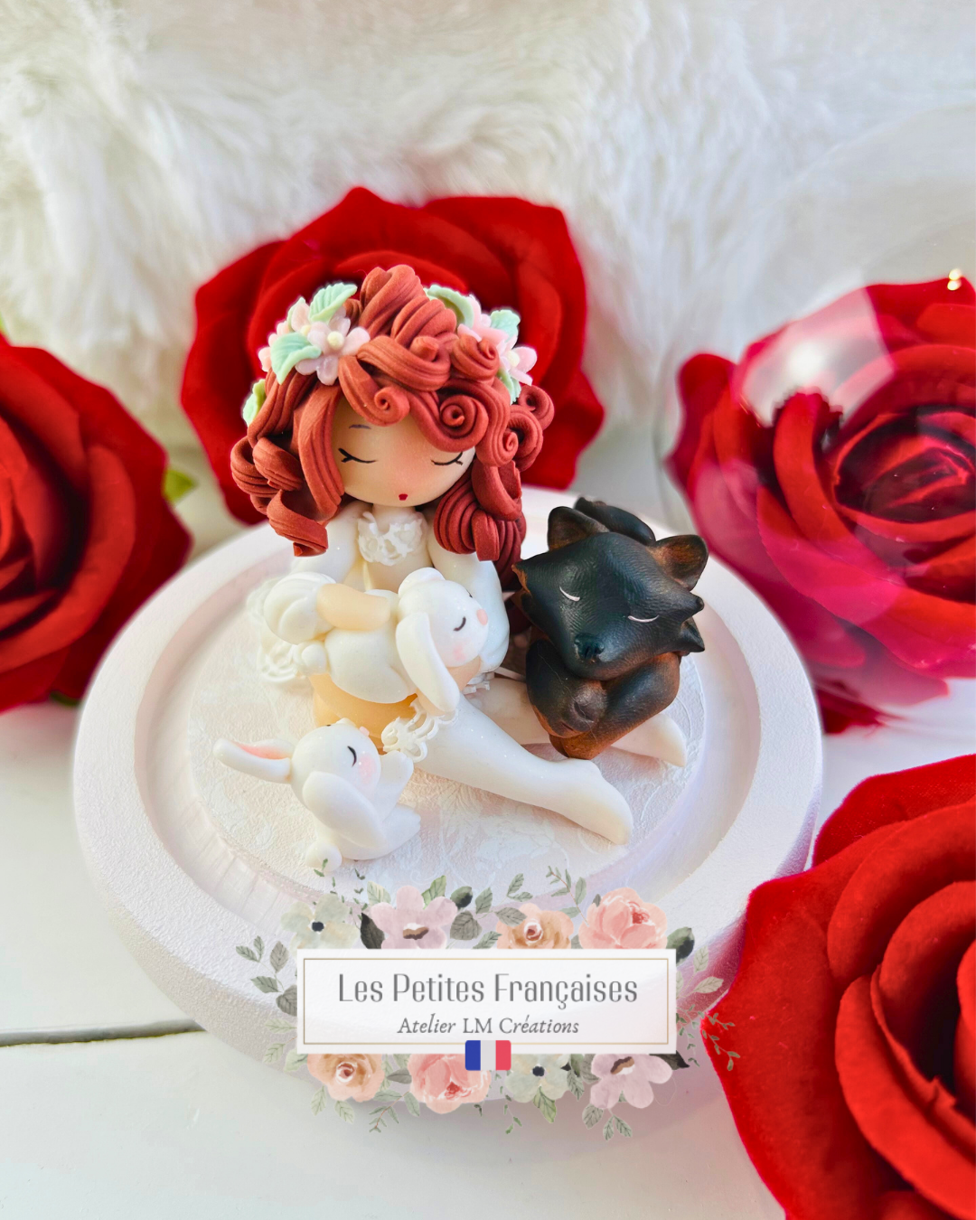 Tiphanie, poupée artisanale française de collection entièrement façonnée à la main en France en pâte polymère cernit. Création unique Les Petites Françaises, réalisée dans mon atelier près de Provins en Seine-et-marne. Figurine de collection issue de l'artisanat d'art français. Univers féérique inspiré des contes et légendes, avec des détails évoquant les maisons de poupées et le merveilleux et les créatures fantastiques.