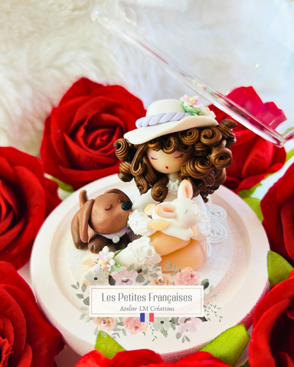 Victorine, poupée artisanale française de collection entièrement façonnée à la main en France en pâte polymère cernit. Création unique Les Petites Françaises, réalisée dans mon atelier près de Provins en Seine-et-marne. Figurine de collection issue de l'artisanat d'art français. Univers féérique inspiré des contes et légendes, avec des détails évoquant les maisons de poupées et le merveilleux et les créatures fantastiques.