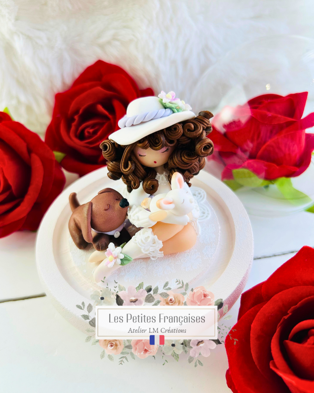 Victorine, poupée artisanale française de collection entièrement façonnée à la main en France en pâte polymère cernit. Création unique Les Petites Françaises, réalisée dans mon atelier près de Provins en Seine-et-marne. Figurine de collection issue de l'artisanat d'art français. Univers féérique inspiré des contes et légendes, avec des détails évoquant les maisons de poupées et le merveilleux et les créatures fantastiques.