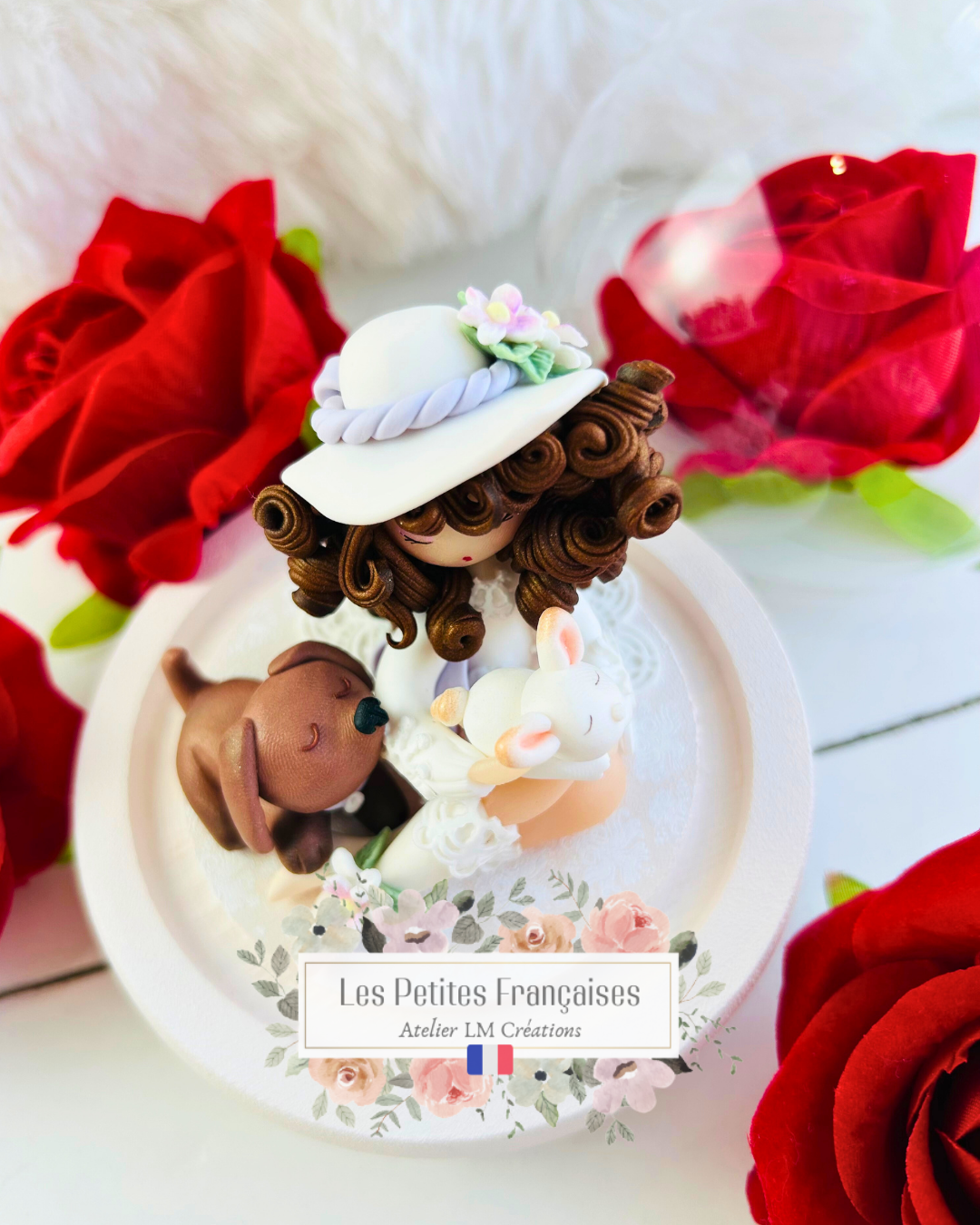 Victorine, poupée artisanale française de collection entièrement façonnée à la main en France en pâte polymère cernit. Création unique Les Petites Françaises, réalisée dans mon atelier près de Provins en Seine-et-marne. Figurine de collection issue de l'artisanat d'art français. Univers féérique inspiré des contes et légendes, avec des détails évoquant les maisons de poupées et le merveilleux et les créatures fantastiques.