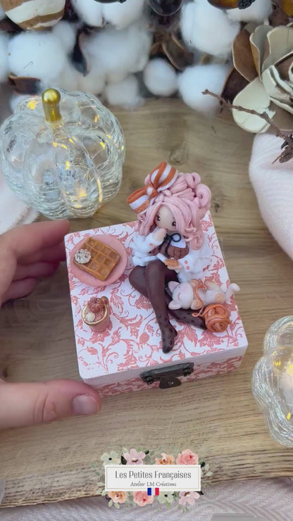 Victoire - Boîte Poupée Automne - Sculpture d'Art Unique