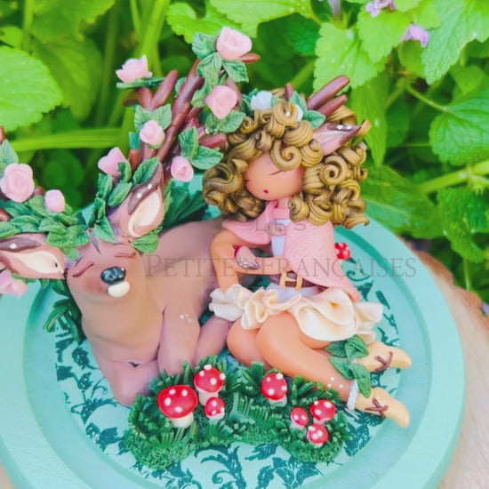 Adèle, poupée artisanale française de collection entièrement façonnée à la main en France en pâte polymère cernit. Création unique Les Petites Françaises, réalisée dans mon atelier près de Provins en Seine-et-marne. Figurine de collection issue de l'artisanat d'art français. Univers féérique inspiré des contes et légendes, avec des détails évoquant les maisons de poupées et le merveilleux et les créatures fantastiques.