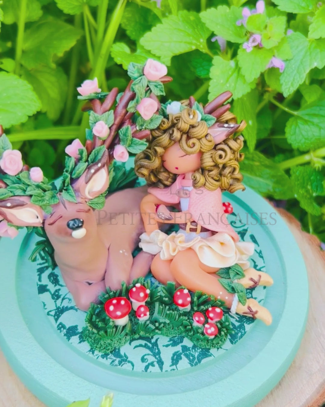 Adèle, poupée artisanale française de collection entièrement façonnée à la main en France en pâte polymère cernit. Création unique Les Petites Françaises, réalisée dans mon atelier près de Provins en Seine-et-marne. Figurine de collection issue de l'artisanat d'art français. Univers féérique inspiré des contes et légendes, avec des détails évoquant les maisons de poupées et le merveilleux et les créatures fantastiques.